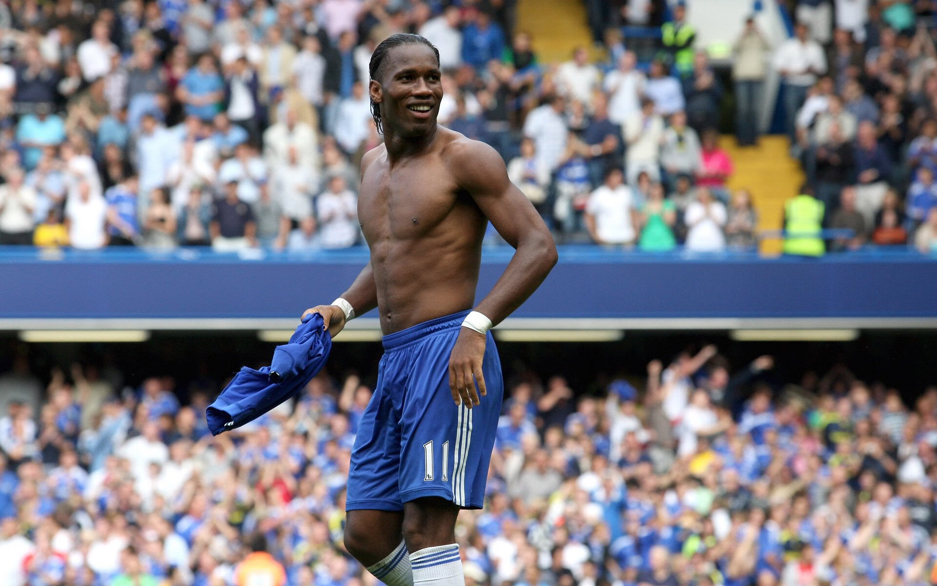 在2021年季后赛第二轮,库里爆发36分,投中7个三分,带领勇士晋级!